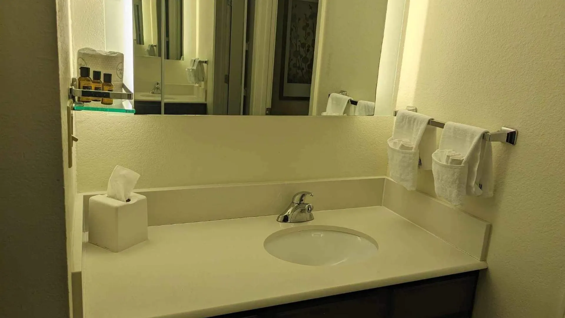 Revi Columbus North Hotel