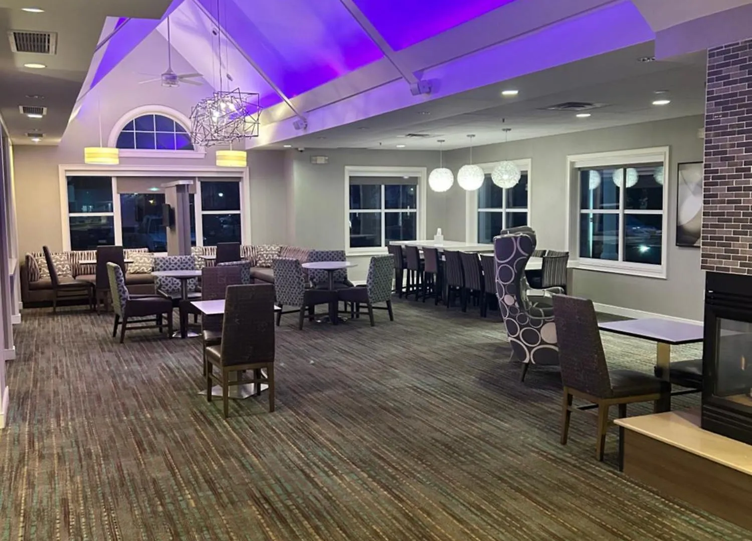 Revi Columbus North Hotel